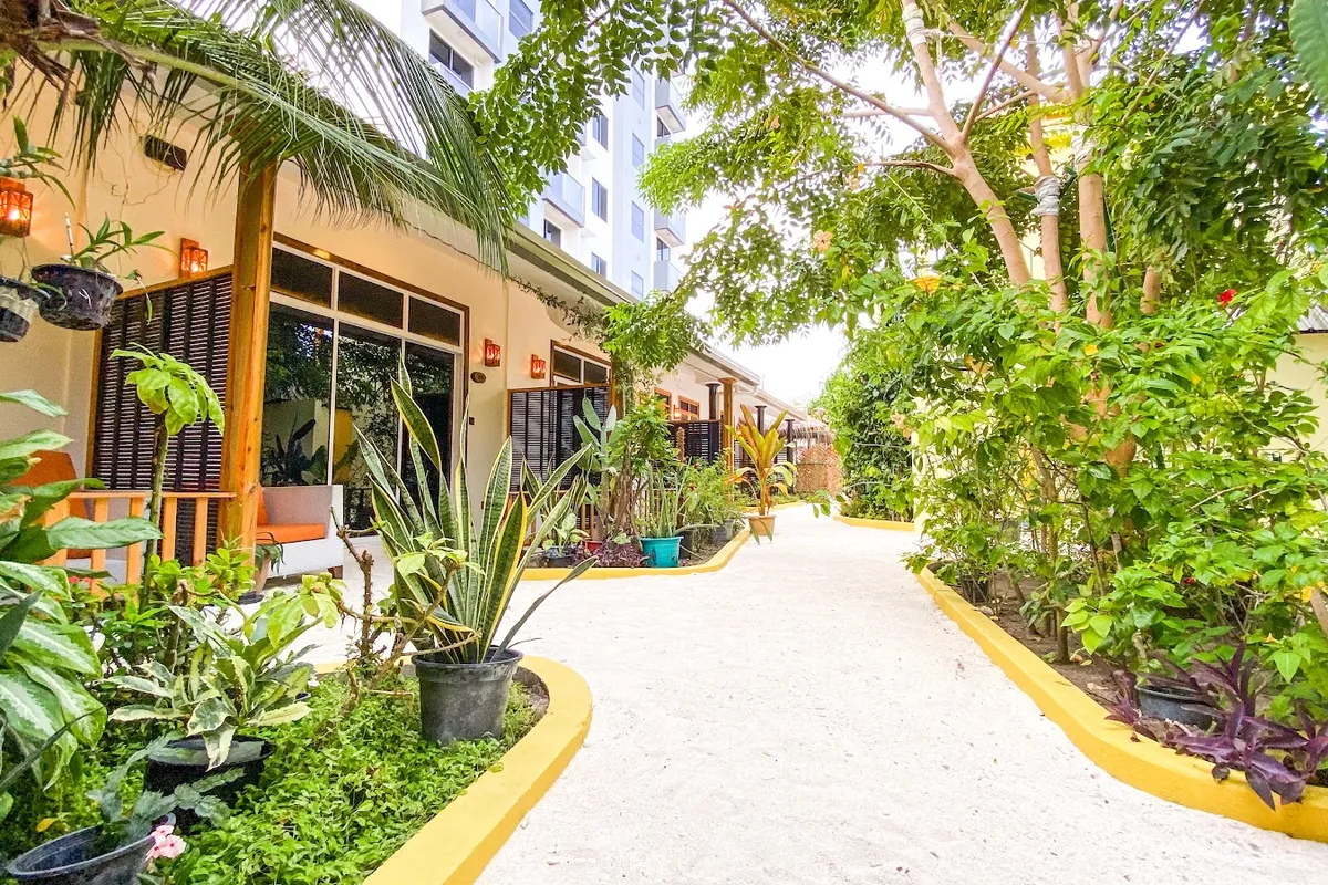 Manta Dhangethi — guesthouse on Dhangethi, South Ari Atoll